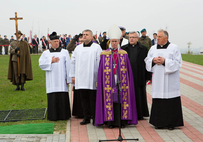Uroczystości pogrzebowe Żołnierzy Niezłomnych, Leopolda Rząsy i Michała Zygo, na cmentarzu komunalnym Wilkowyja w Rzeszowie pod przewodnictwem bp. Jana Wątroby.Fot.IPN/Igor Witowicz