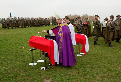 Uroczystości pogrzebowe Żołnierzy Niezłomnych, Leopolda Rząsy i Michała Zygo, na cmentarzu komunalnym Wilkowyja w Rzeszowie pod przewodnictwem bp. Jana Wątroby.Fot.IPN/Igor Witowicz