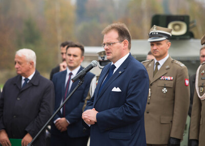 Przemówienie Szefa Urzędu do Spraw Kombatantów i Osób Represjonowanych Jana Józefa Kasprzyka podczas uroczystości pogrzebowych Żołnierzy Niezłomnych, Leopolda Rząsy i Michała Zygo w Rzeszowie. Fot. IPN/Igor Witowicz