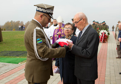 Gen. bryg. Jarosław Kraszewski przekazuje flagę państwową rodzinom Żołnierzy Niezłomnych, Leopolda Rząsy i Michała Zygo. Fot. IPN/Igor Witowicz