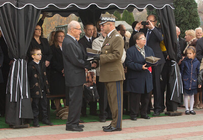 Gen. bryg. Jarosław Kraszewski przekazuje rogatywki wojskowe rodzinom Żołnierzy Niezłomnych, Leopolda Rząsy i Michała Zygo. Fot. IPN/Igor Witowicz