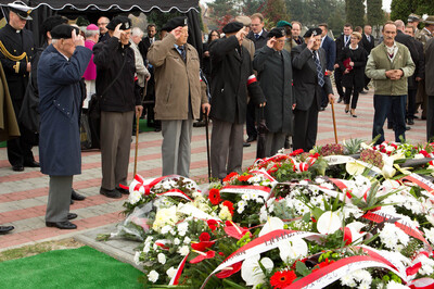 Kombatanci oddają hołd Leopoldowi Rząsie i Michałowi Zygo, podczas uroczystości pogrzebowych na cmentarzu komunalnym Wilkowyja w Rzeszowie.Fot.IPN/Igor Witowicz