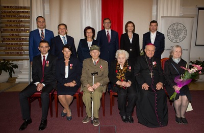 Laureaci Nagrody Honorowej „Świadek Historii”, poseł Rafał Weber, poseł Wojciech Buczak, wicemarszałek Województwa Podkarpackiego Maria Kurowska, prezes IPN Jarosława Szarek, Wojewoda Podkarpacki Ewa Leniart, dyrektor oddziału IPN w Rzeszowie Dariusz Iwaneczko. Fot. Igor Witowicz.