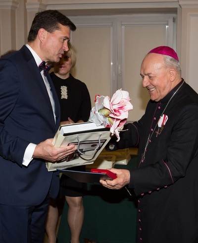 Uroczystość wręczenia Nagrody Honorowej „Świadek Historii” - ks. bp. Edward Frankowski i dyrektor oddziału IPN w Rzeszowie dr Dariusz Iwaneczko. Fot. Igor Witowicz.