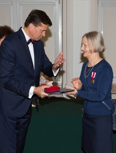 Uroczystość wręczenia Nagrody Honorowej „Świadek Historii” -  Ewa Kuberna i dyrektor oddziału IPN w Rzeszowie dr Dariusz Iwaneczko. Fot. Igor Witowicz.