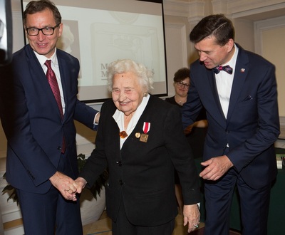 Uroczystość wręczenia Nagrody Honorowej „Świadek Historii” -  Maria Mirecka-Loryś, prezes IPN dr Jarosław Szarek i dyrektor oddziału IPN w Rzeszowie dr Dariusz Iwaneczko. Fot. Igor Witowicz.