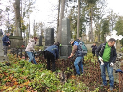 Porządkowanie grobów na Cmentarzu Łyczakowskim. Fot.K.Gajda-Bator