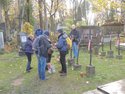 Porządkowanie grobów na Cmentarzu Łyczakowskim. Fot.K.Gajda-Bator