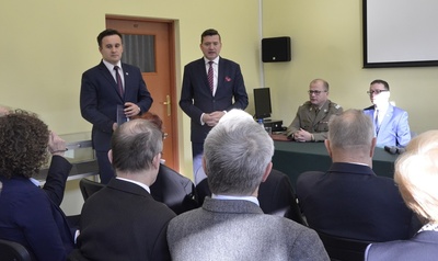 Uroczystość wręczenia patentów oficerskich rodzinom Michała Zygo i Leopolda Rząsy. Fot. K. Gajda-Bator