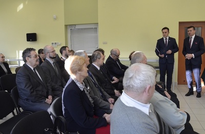 Dr Piotr Szopa i dyrektor IPN w Rzeszowie dr Dariusz Iwaneczko podczas uroczystości wręczenia patentów oficerskich rodzinom Michała Zygo i Leopolda Rząsy. Fot. K. Gajda-Bator