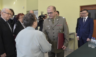 Gen. bryg. Jarosław Kraszewski wręcza patent oficerski córce Michała Zygo pani Krystynie Wołowiec. Fot. K. Gajda-Bator