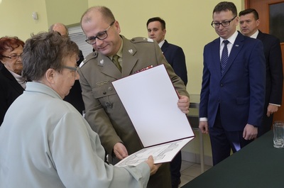 Gen. bryg. Jarosław Kraszewski wręcza patent oficerski córce Michała Zygo pani Krystynie Wołowiec. F. K. Gajda-Bator