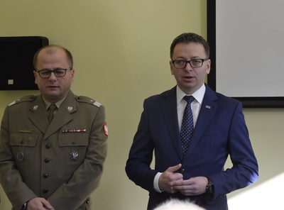 Gen. bryg. Jarosław Kraszewski i Zastępca Szefa Biura Bezpieczeństwa Narodowego Dariusz Gwizdała podczas uroczystości wręczenia patentów oficerskich. Fot. K. Gajda-Bator