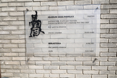 Zwiedzanie Muzeum Jana Pawła II oraz wystawy „A jutro jest nieznane. Podziemna Solidarność w Stalowej Woli 1982-1989”. Fot. Katarzyna Gajda-Bator (IPN)