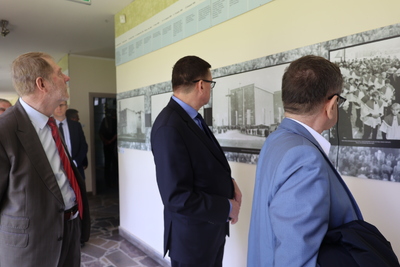 Zwiedzanie Muzeum Jana Pawła II oraz wystawy „A jutro jest nieznane. Podziemna Solidarność w Stalowej Woli 1982-1989”. Fot. Katarzyna Gajda-Bator (IPN)