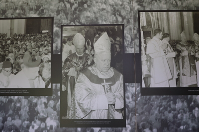 Zwiedzanie Muzeum Jana Pawła II oraz wystawy „A jutro jest nieznane. Podziemna Solidarność w Stalowej Woli 1982-1989”. Fot. Katarzyna Gajda-Bator (IPN)