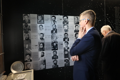 Zwiedzanie Muzeum Jana Pawła II oraz wystawy „A jutro jest nieznane. Podziemna Solidarność w Stalowej Woli 1982-1989”. Fot. Katarzyna Gajda-Bator (IPN)