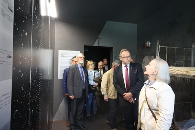 Zwiedzanie Muzeum Jana Pawła II oraz wystawy „A jutro jest nieznane. Podziemna Solidarność w Stalowej Woli 1982-1989”. Fot. Katarzyna Gajda-Bator (IPN)