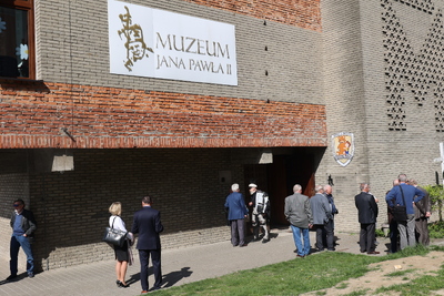 Zwiedzanie Muzeum Jana Pawła II oraz wystawy „A jutro jest nieznane. Podziemna Solidarność w Stalowej Woli 1982-1989”. Fot. Katarzyna Gajda-Bator (IPN)