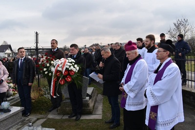 Uroczyste odsłonięcie mogiły wojennej Stanisława Marszała i Aleksandra Kordonia.