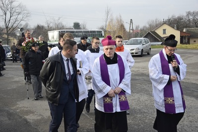 Mszy św. i uroczystości odsłonięcie mogiły wojennej Staniaława Marszała i Aleksandra Kordonia przewodniczył ks. bp. Stanisław Jamrozek.