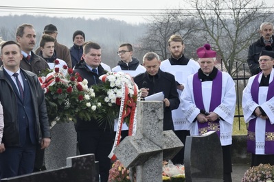 Uroczyste odsłonięcie mogiły wojennej Stanisława Marszała i Aleksandra Kordonia.