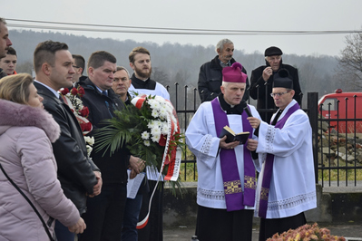 Ks. bp. Stanisław Jamrozek przewodniczył odsłonięciu mogiły wojennej Staniaława Marszała i Aleksandra Kordonia.