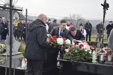 Uroczyste odsłonięcie mogiły wojennej Stanisława Marszała i Aleksandra Kordonia z udziałem dr. Piotra Szopy i Michała Kalisza z Instytutu Pamięci Narodowej Oddział w Rzeszowie.