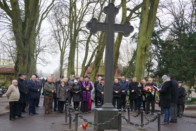 Uroczystość złożenia kwiatów i zapalenia zniczy na grobach ofiar rewolty grudniowej; fot. M. Ruczyńska