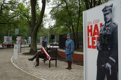 Odsłonięcie ławeczki generała Hallera (3)