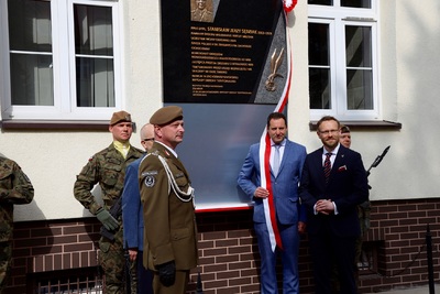 Odsłonięcie tablicy pamiątkowej ku czci Stanisława Sędziaka (fot. Marcin Górka/14. Zachodniopomorska Brygady Obrony Terytorialnej)