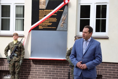 Odsłonięcie tablicy pamiątkowej ku czci Stanisława Sędziaka (fot. Marcin Górka/14. Zachodniopomorska Brygady Obrony Terytorialnej)