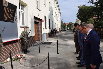 Odsłonięcie tablicy pamiątkowej ku czci Stanisława Sędziaka (fot. Marcin Górka/14. Zachodniopomorska Brygady Obrony Terytorialnej)