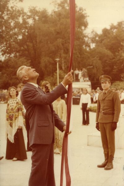 Symboliczne odsłonięcie Pomnika Czynu Polaków przez ministra spraw wewnętrznych Stanisława Kowalczyka. (IPN Sz 0012/534 t. 6)