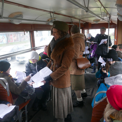 Przejażdżka zabytkowym tramwajem po Warszawie z członkami Grupy Historycznej "Zgrupowanie Radosław" – 6 grudnia 2017. Fot. Maciej Steppa (IPN).