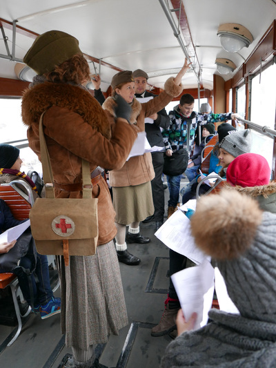 Przejażdżka zabytkowym tramwajem po Warszawie z członkami Grupy Historycznej "Zgrupowanie Radosław" – 6 grudnia 2017. Fot. Maciej Steppa (IPN).