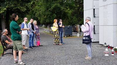 Wakacyjny spacer z historią. Cmentarz Wojskowy na Powązkach – „Tajemnice nekropolii”. „Łączka” mauzoleum – Warszawa, 14 lipca 2019