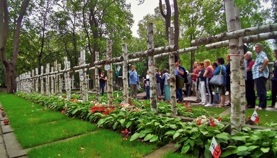Na terenie kwatery batalionu „Zośka”. Wakacyjny spacer z historią. Cmentarz Wojskowy na Powązkach – „Szlakiem Powstania Warszawskiego” – Warszawa, 10 sierpnia 2019
