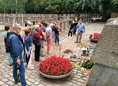 Na terenie kwatery żołnierzy „Żywiciela”. Wakacyjny spacer z historią. Cmentarz Wojskowy na Powązkach – „Szlakiem Powstania Warszawskiego” – Warszawa, 10 sierpnia 2019