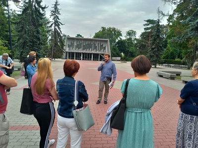 Poczatek spaceru – tuż za bramą główną przy domu przedpogrzebowym. Wakacyjny spacer z historią. Cmentarz Wojskowy na Powązkach – „Szlakiem Powstania Warszawskiego” – Warszawa, 10 sierpnia 2019