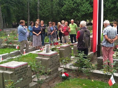 Przed grobem Jana Mazurkiewicza „Radosława”. Wakacyjny spacer z historią. Cmentarz Wojskowy na Powązkach – „Szlakiem Powstania Warszawskiego” – Warszawa, 10 sierpnia 2019