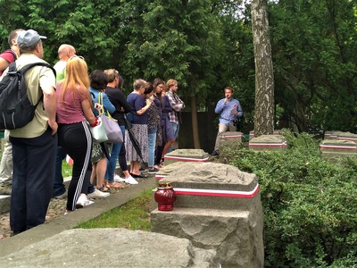 Przy grobie Józefa Szczepańskiego „Ziutka”. Wakacyjny spacer z historią. Cmentarz Wojskowy na Powązkach – „Szlakiem Powstania Warszawskiego” – Warszawa, 10 sierpnia 2019