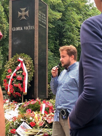 Przy pomniku Gloria Victis. Wakacyjny spacer z historią. Cmentarz Wojskowy na Powązkach – „Szlakiem Powstania Warszawskiego” – Warszawa, 10 sierpnia 2019