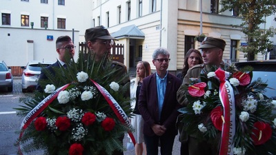 W 76. rocznicę wkroczenia na warszawską Pragę wojsk sowieckich i ludowego Wojska Polskiego Oddział IPN w Warszawie oddaje hołd ofiarom zbrodni komunistycznych (ul. Sierakowskiego 7) – Warszawa, 14 września 2020