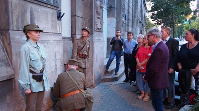 W 76. rocznicę wkroczenia na warszawską Pragę wojsk sowieckich i ludowego Wojska Polskiego Oddział IPN w Warszawie oddaje hołd ofiarom zbrodni komunistycznych (ul. Sierakowskiego 7) – Warszawa, 14 września 2020