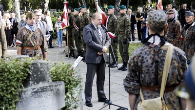 Odsłonięcie rozbudowanej kwatery Batalionu „Pięść” na warszawskich Powązkach – Warszawa, 4 października 2020. Fot. Karol Dardziński (BUWiM IPN))