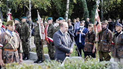 Odsłonięcie rozbudowanej kwatery Batalionu „Pięść” na warszawskich Powązkach – Warszawa, 4 października 2020. Fot. Karol Dardziński (BUWiM IPN))