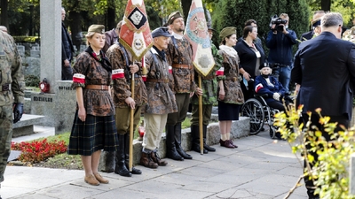 Odsłonięcie rozbudowanej kwatery Batalionu „Pięść” na warszawskich Powązkach – Warszawa, 4 października 2020. Fot. Karol Dardziński (BUWiM IPN))
