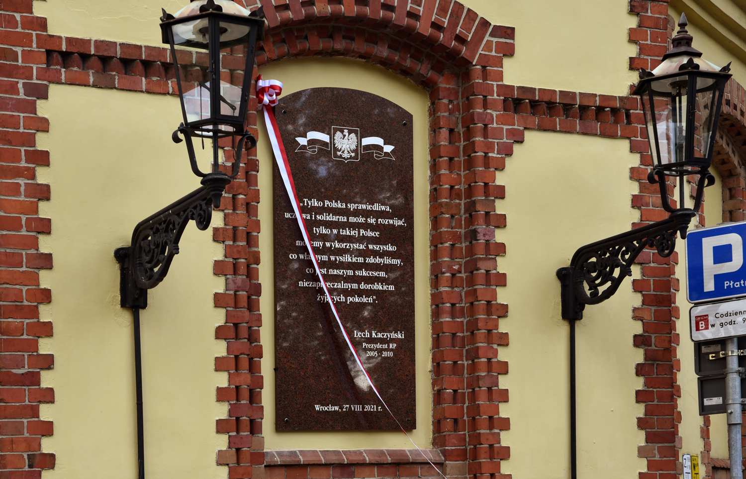 Odsłonięcie tablicy poświęconej prezydentowi Lechowi Kaczyńskiemu – Wrocław, 27 sierpnia 2021 Odsłonięcie tablicy poświęconej prezydentowi Lechowi Kaczyńskiemu – Wrocław, 27 sierpnia 2021