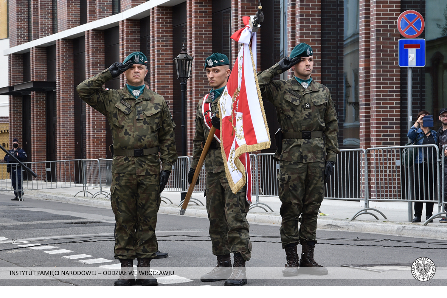 Odsłonięcie tablicy poświęconej prezydentowi Lechowi Kaczyńskiemu – Wrocław, 27 sierpnia 2021 Odsłonięcie tablicy poświęconej prezydentowi Lechowi Kaczyńskiemu – Wrocław, 27 sierpnia 2021